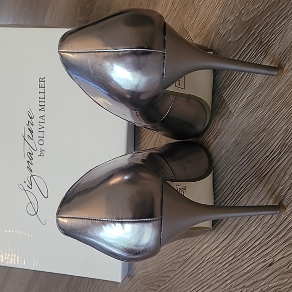 Signature by Olivia Miller silver heels5+. Size 7.5. Perfect for the Holidays. - Picture 5 of 14